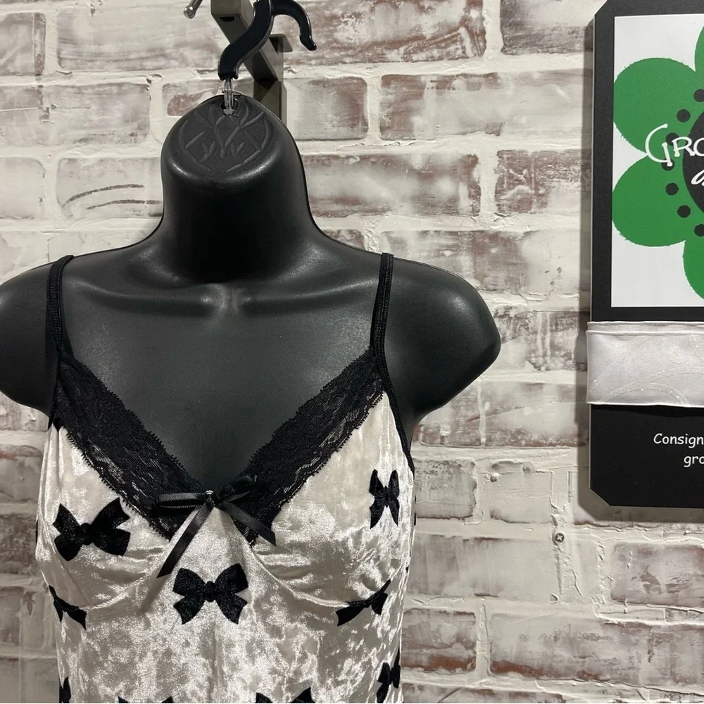 Elegant Black and White Lace Chemise Womens small